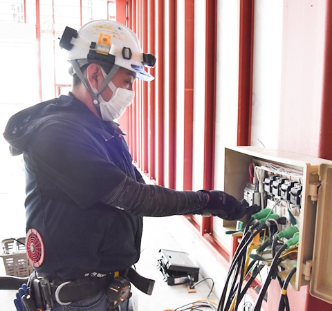 分電盤のメンテナンス作業を行う作業員